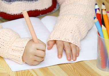 Jumbo Stifte liegen gut in kleinen Kinderhänden