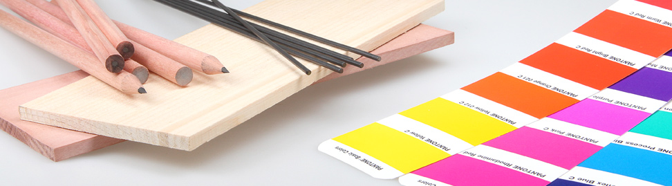 natural pencils, smalle wooden plates, leads and Pantone colores