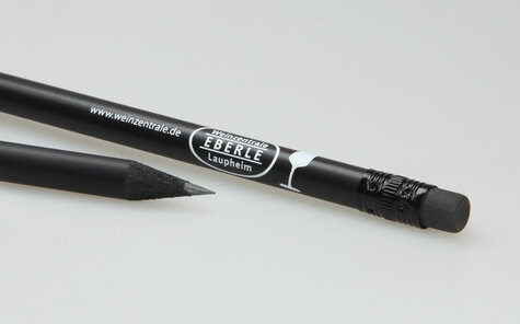 Schwarzer Bleistift mit Radiergummi und weißem Druckmotiv