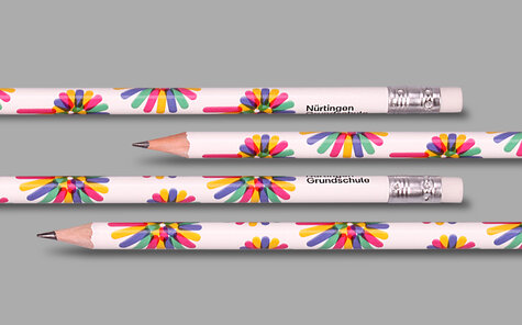 Buntes umlaufendes Muster auf Bleistift mit Folientransfer