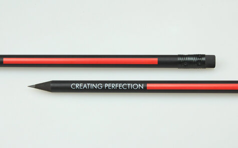 langer Druck auf schwarzen Bleistiften