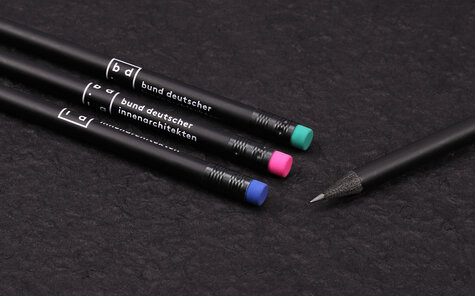 schwarz matte Bleistifte mit weißem Druck und farbigen Radiergummis | Reidinger.de