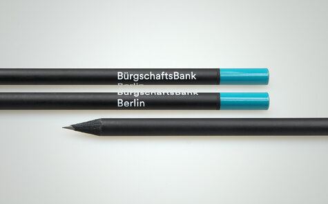 Schwarz gefärbte Bleistifte mit blauer Tauchkappe