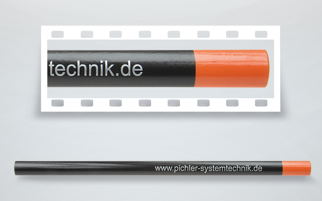 ovaler, schwarz lackierte Zimmermannsbleistift mit Tauchkappe in orange und Druck in silber