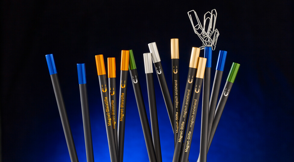 schwarze Bleistifte mit integriertem Magnet in verschiedenen Farben