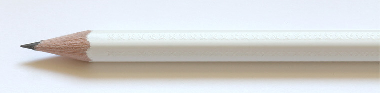 transparenter Druck auf weiß lackiertem Bleistift 
