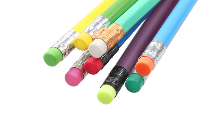 Nahaufnahme von Bleistiften mit Radiergummis in verschiedenen Farben