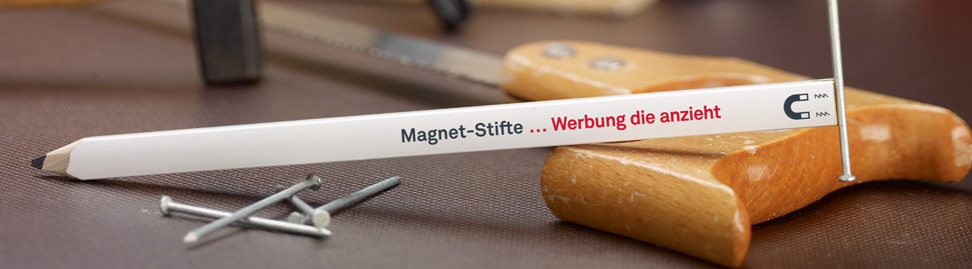 Manget-Zimmermannsstift hält einen Nagel fest, andere Werkzeuge liegen um den Stift herum