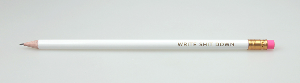 weiß lackierte Stift mit goldener Hülse und pinkem Radiergummi