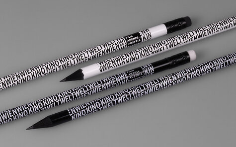 schwarz durchgefärbte Bleistifte, weiß und schwarz lackiert, mit einfarbigem Druckmotiv