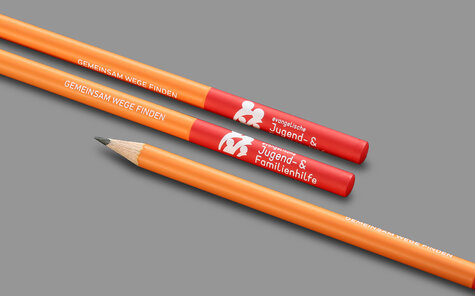 oranger lackierter Bleistift mit Tauchkappe und weißem Druck