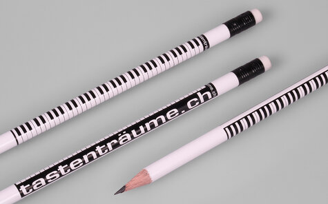 weiß lackierter Bleistift mit schwarzem Druck, schwarzer Hülse und weißem Radierer