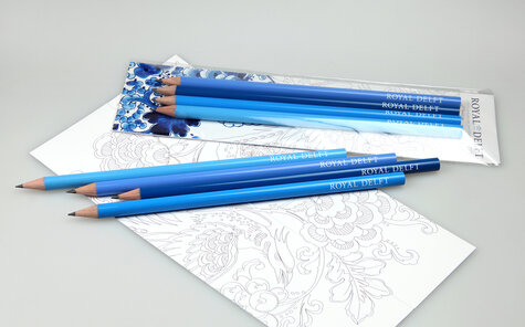 blau lackierte Bleistift mit weißem Druck in einer Lesezeichenverpackung, mit aufklappbarem Lesezeichen