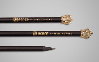Königinnenkrone auf schwarzem Bleistift mit goldenem Druck