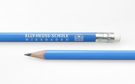 dreieckig blau lackierter Bleistift mit weißem Druck und Radiergummi