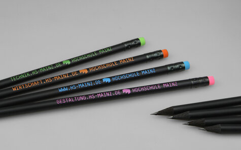 schwarze Bleistifte mit farbigem Druck und farbigen Radiergummis