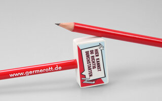 rechteckiger Aufsteckradierer auf rot lackiertem Bleistift