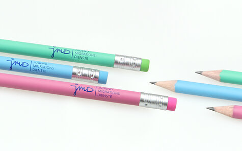 verschieden farbig lackierte Bleistifte mit blauem Druck und Radierer