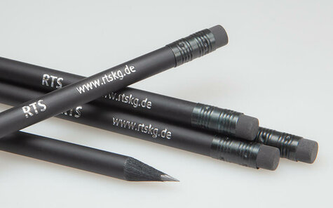 schwarze Bleistifte mit Silberprägung