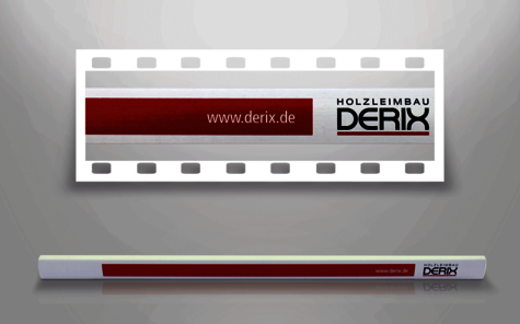 weißer Zimmermannsstift mit rotem und schwarzem Druck der Firma derix.de