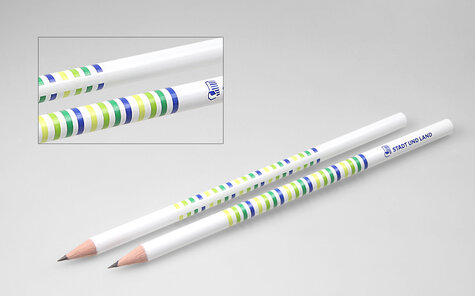 Druck in grün und blau auf weiß lackiertem Bleistift