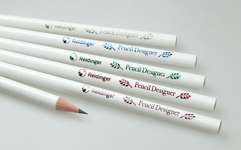 Folienprägung auf weiß lackierten Bleistiften