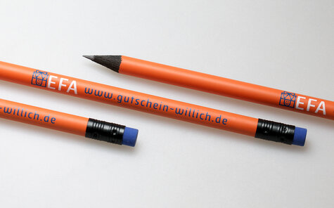 schwarze Bleistifte, orange lackiert mit blauem Radiergummi