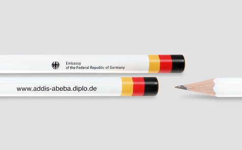 6-eckier weiß matt lackierter Bleistift, mit matter Tauchkappe sowie Zierringen und schwarzem Digitaldruck