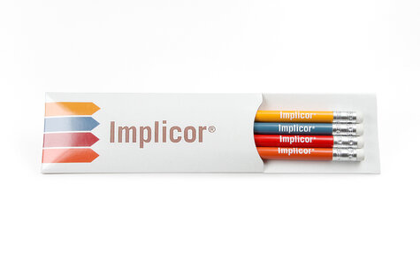 bedrucktes Stecketui mit vier farbig lackierten Bleistiften