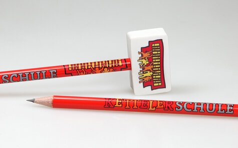 rechteckiger Radiergummi auf mehrfarbig bedrucktem Bleistift