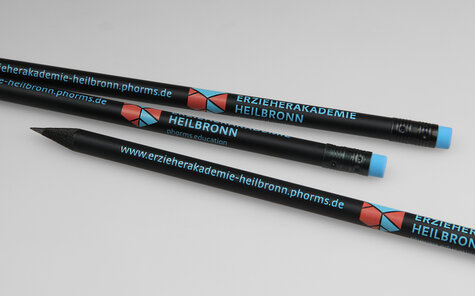 schwarz matte Bleistifte mit zweifarbigem Siebdruck, blauer Radiergummi