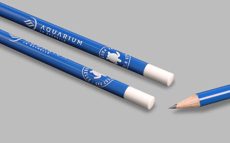 blau lackierter Bleistift mit weißer Tauchkappe und weißem Druck