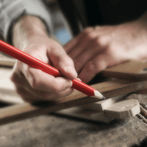 Anzeichnen auf Holz mit einem Zimmermannsbleistift